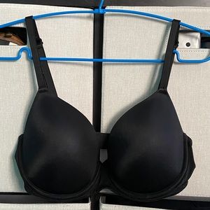 Victoria’s Secret PINK Black T-shirt Wear Everywhere Lightly Lined Bra